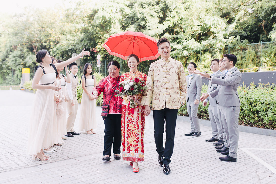 confetti run at chinese wedding